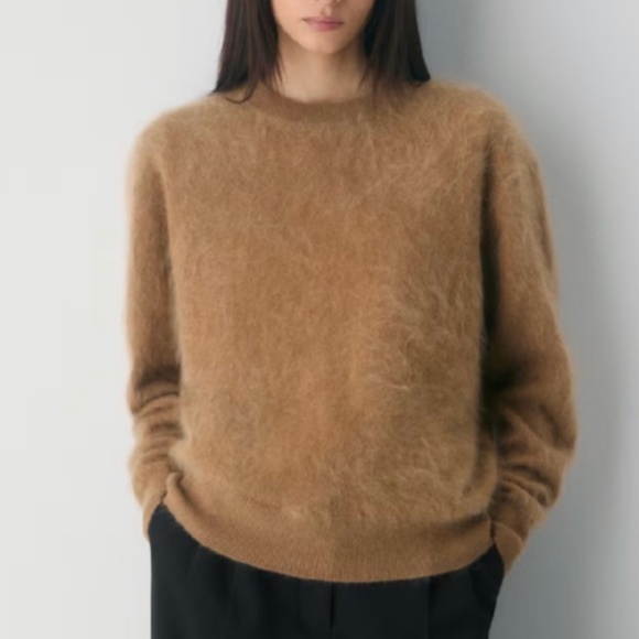 Aritzia Brushed Cashmere Relaxed CrewneckSweater.NWT. - Picture 1 of 8